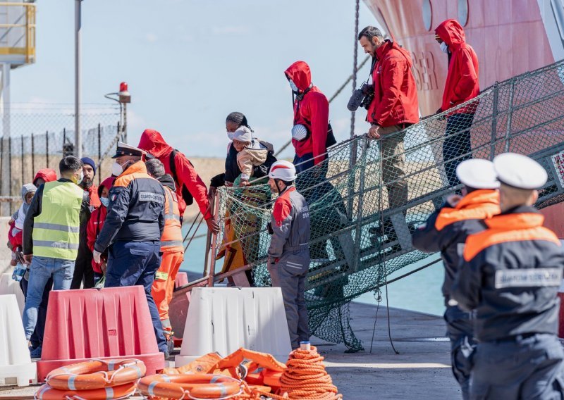 Migranti se nasukali na pusti otok u Italiji, spašavali ih helikopterom