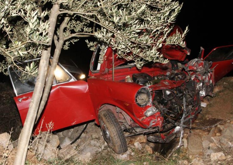 Šest osoba ozlijeđeno u sudaru automobila i kombija