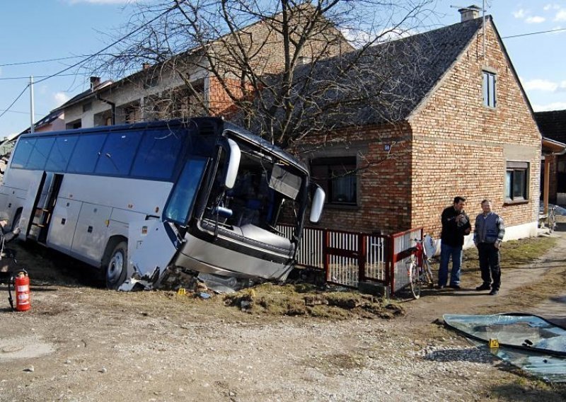 Sedam ozlijeđenih u sudaru autobusa i traktora