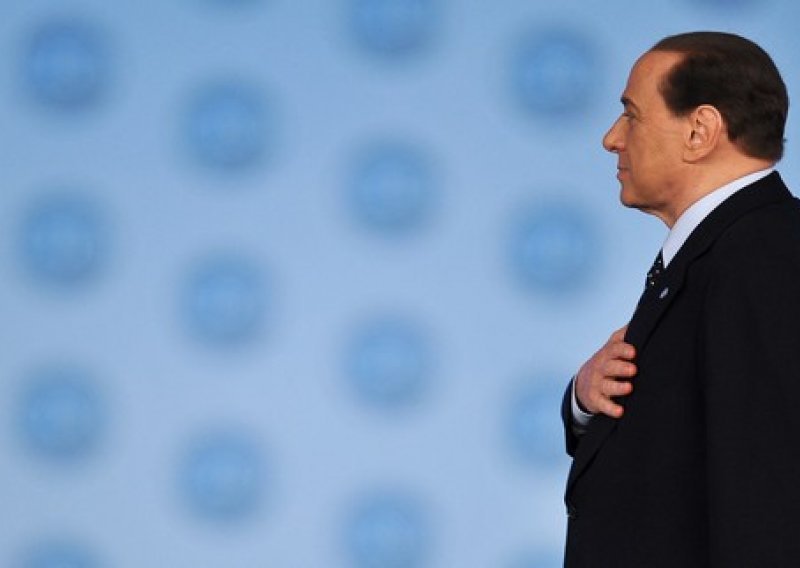 Berlusconijevi liječnici tvrde da mu se zdravlje postupno poboljšava