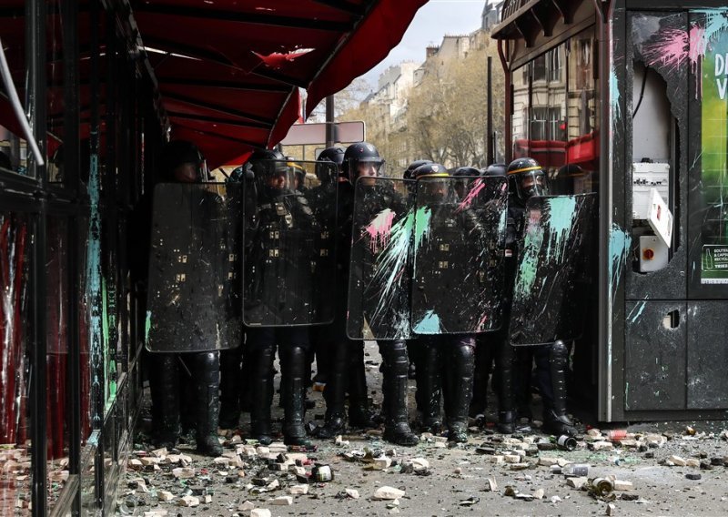Prosvjednici i policija sukobili se kod omiljenog Macronovog restorana
