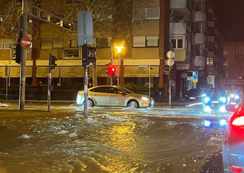 Pukla cijev u Zagrebu: Automobili se probijali kroz vodu u centru