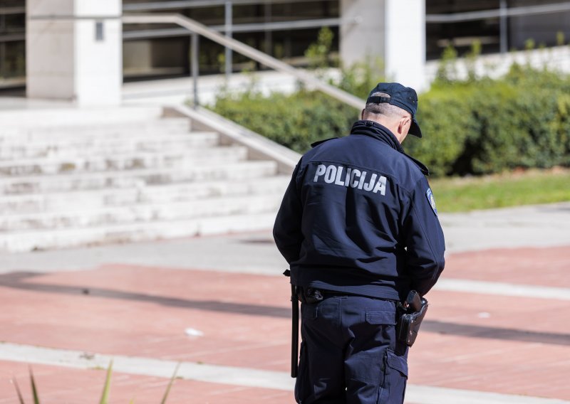 Policija u Splitu uhitila dvojicu s više od 5,5 kg kokaina, na A1 ulovljena naoružana žena