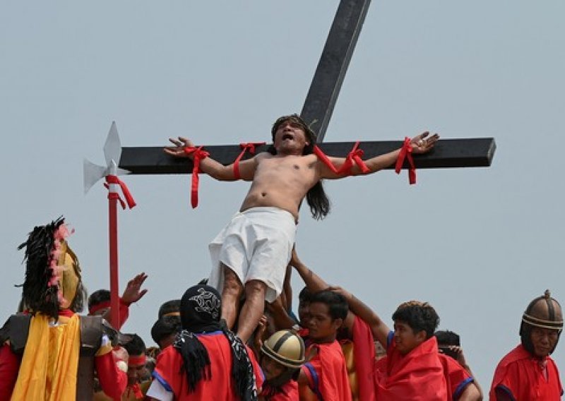Katolički fanatici na Veliki petak razapinjani i bičevani na Filipinima