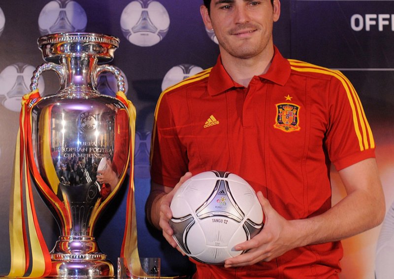 Casillas hvata Zoffove i Van der Saarove rekorde