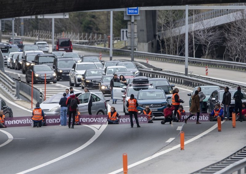 Švicarski klimatski aktivisti zalijepili se za cestu prema alpskom tunelu