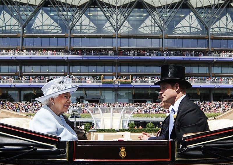 Kraljica Elizabeta II je smatrala da je ponašanje Meghan i Harryja 'prilično ludo'