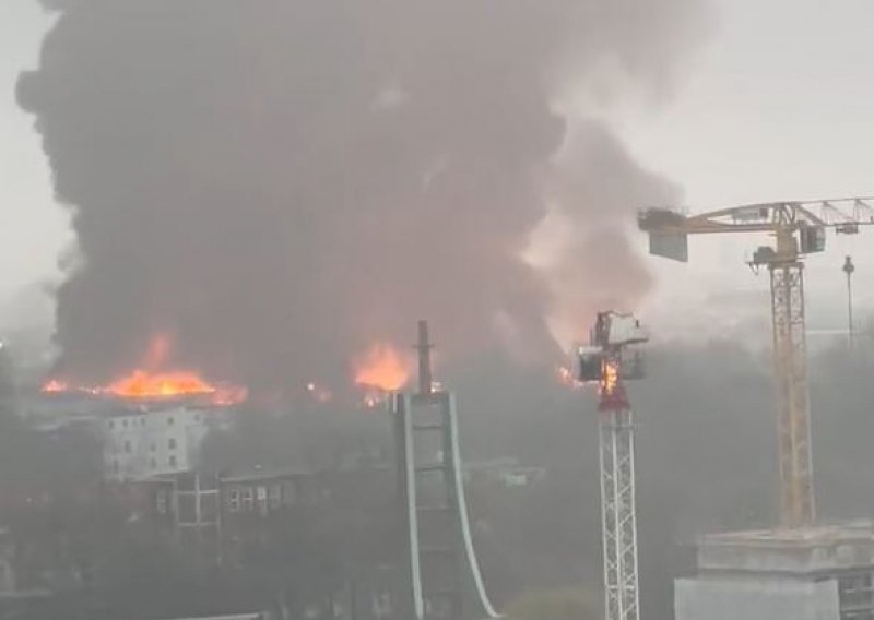 Veliki požar u Hamburgu, čuju se eksplozije i curi sumporovodik