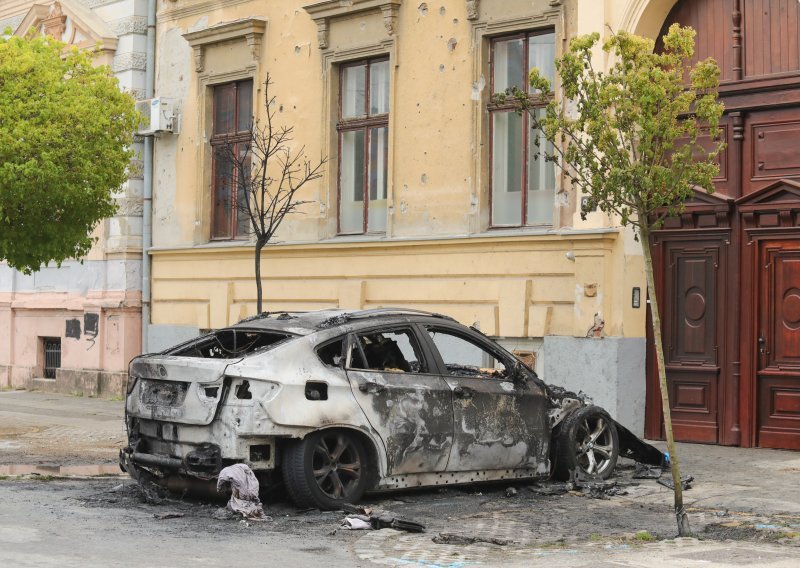 U Osijeku sutkinji zapaljen luksuzni BMW
