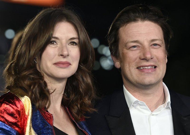 Jamie Oliver obnovio zavjete sa svojom Jools koja blista u jednostavnoj haljini