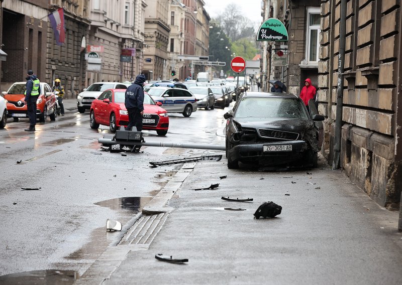 Sudar u centru Zagreba, teško oštećeni auti i semafor