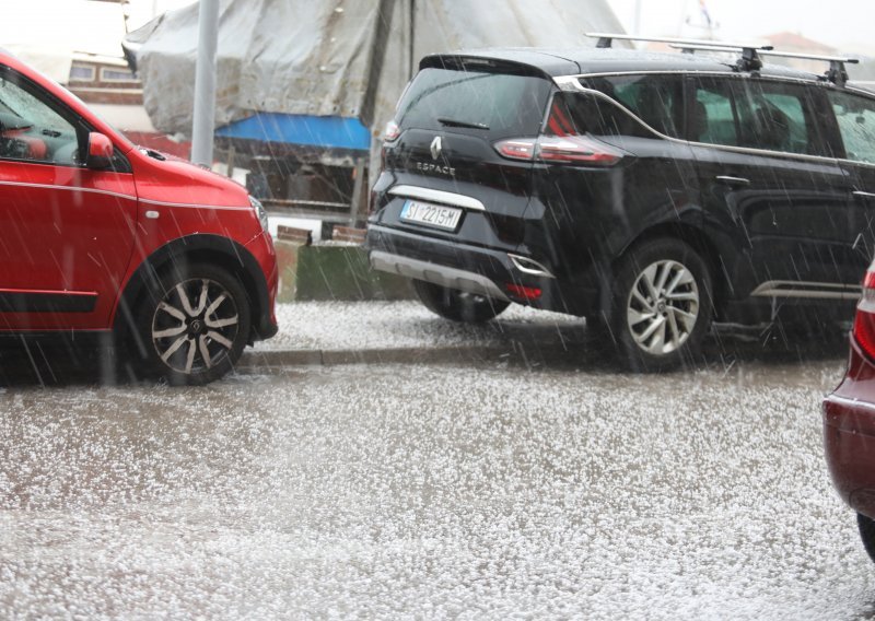 Vrijeme iznenadilo Šibenčane: Tuča zasipala grad, pala i temperatura