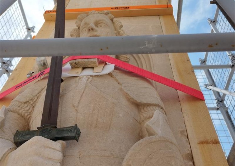 [FOTO] Nove aktivnosti na sanaciji oštećenja Orlandovog stupa