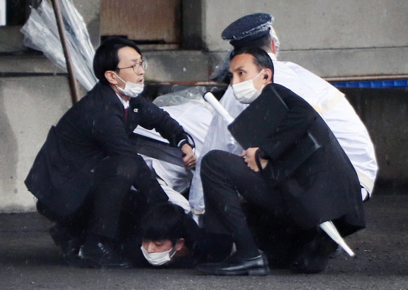Na japanskog premijera bačena eksplozivna naprava