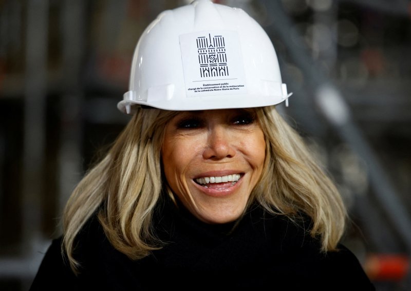 Brigitte Macron u ovakvom izdanju još niste vidjeli; nabacila kacigu i radno odijelo