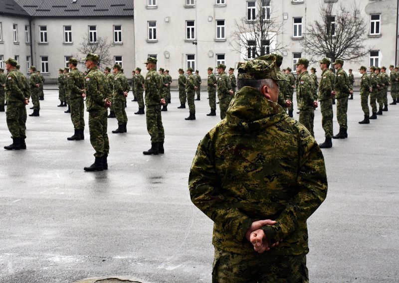 Snimljen napad na vojnika u Požegi, u bolnici su ga morali reanimirati