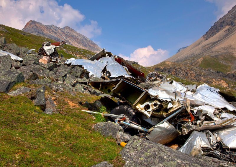U Švicarskoj pao avion, poginulo 20 ljudi