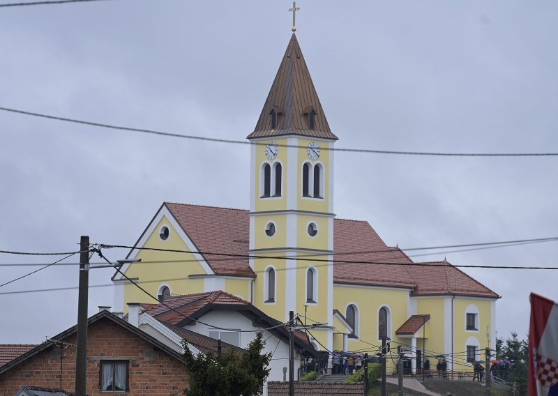 Otvorena crkva koja je postala simbol stradanja u petrinjskom potresu