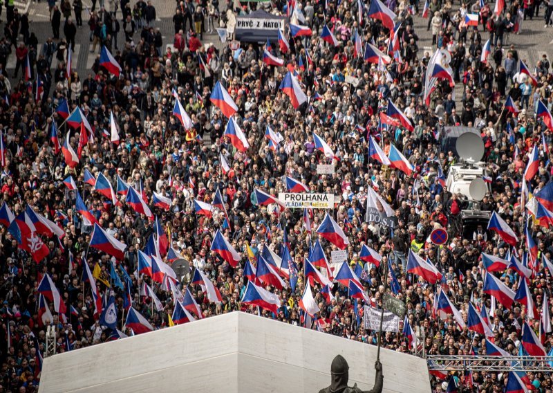 Tisuće Čeha na ulicama: Dosta im je potpore Ukrajini, poskupljenja i NATO-a