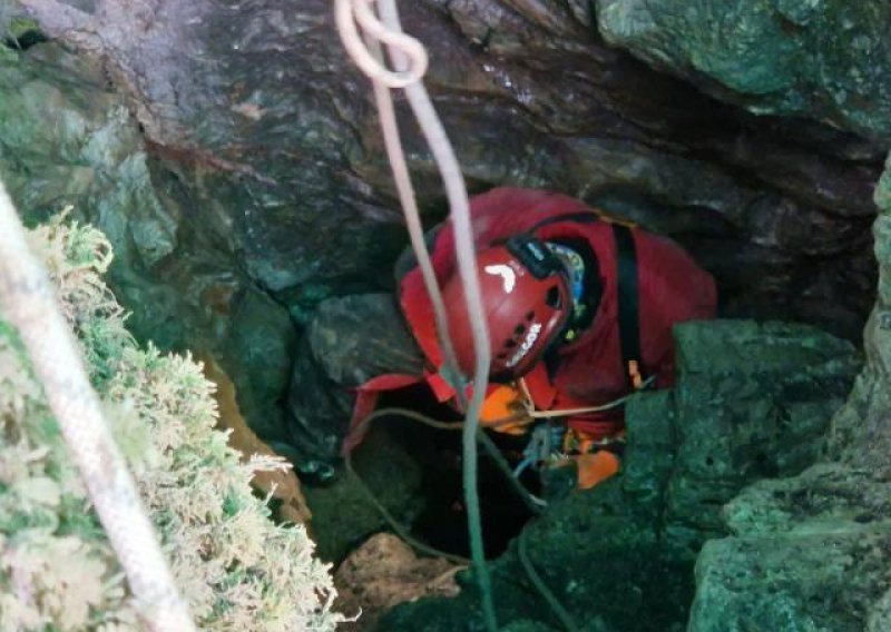 Ženu u nesvijesti dva dana izvlačili s dna jame duboke 100 metara