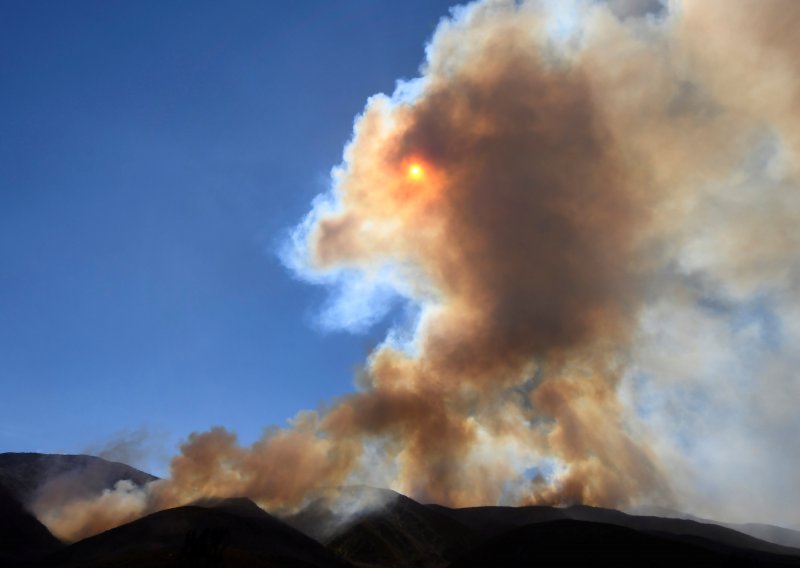 Vatrogasci i dalje krote katastrofalan požar u Kaliforniji
