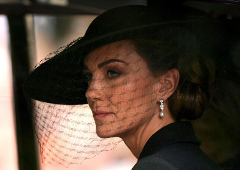 Meghan je glavni krivac zbog kojeg se Kate Middleton nije mogla oprostiti od kraljice