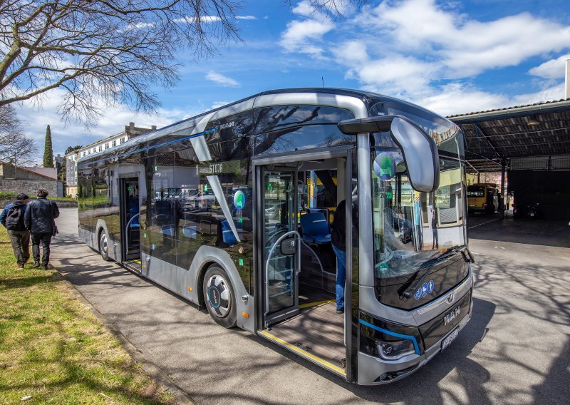 Pulom vozi električni gradski autobus