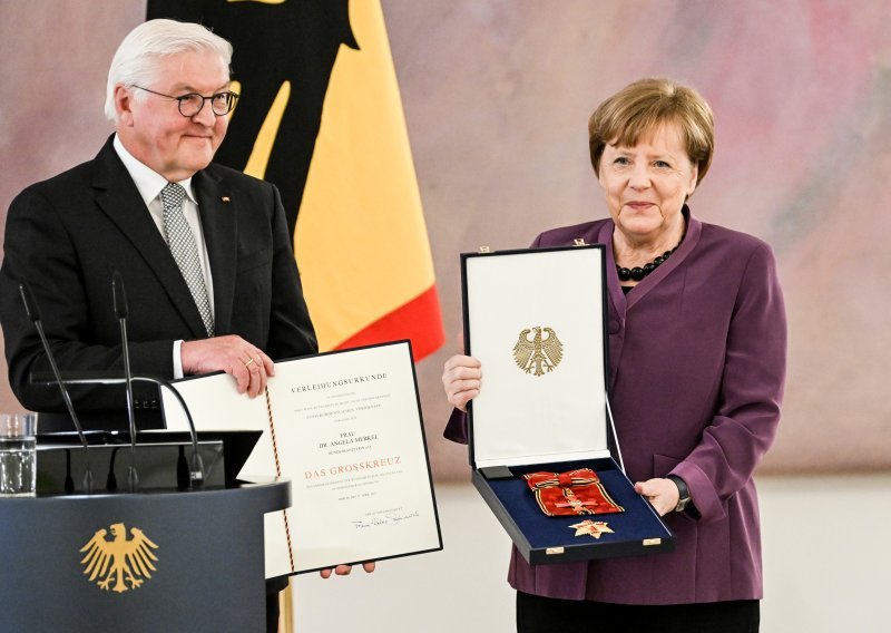 Merkel dobila najviše državno odličje, javnost podijeljena