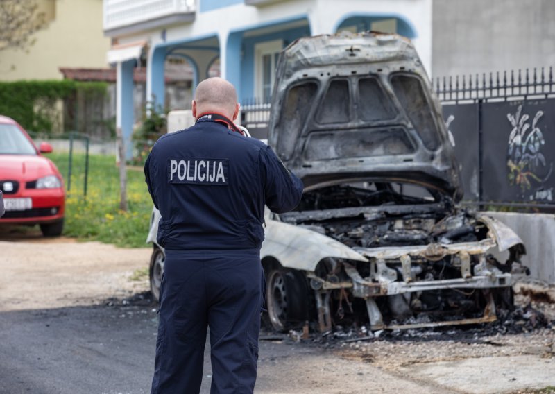 Buktinja u Poreču: Usred noći izgorjela dva automobila
