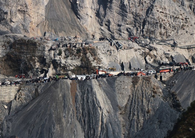 Klizište zatrpalo kamione u Pakistanu, deseci su zarobljeni