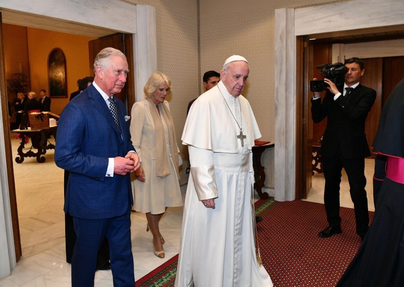 Papa daje relikvije Pravog križa kralju Charlesu III. za krunidbu