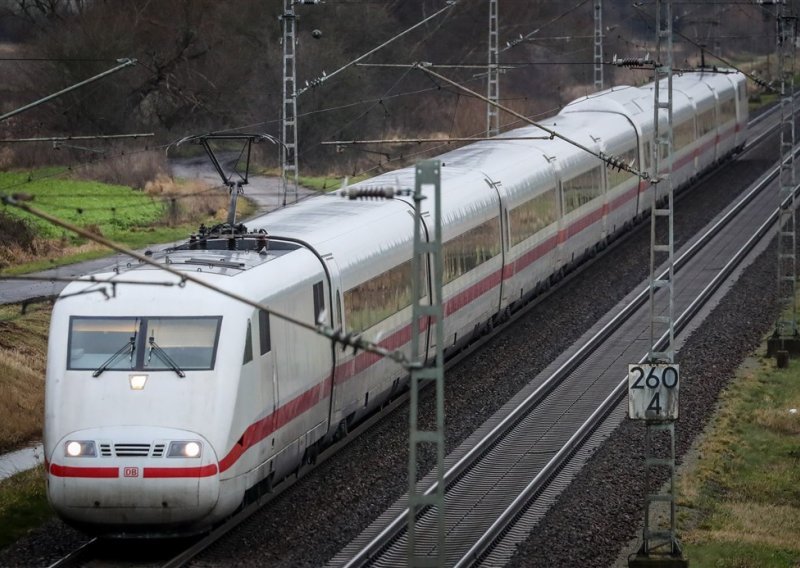 Sindikati u Njemačkoj prijete novim štrajkom u zračnim lukama i na željeznici