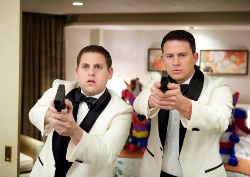 Pogledaje film '21 Jump Street'