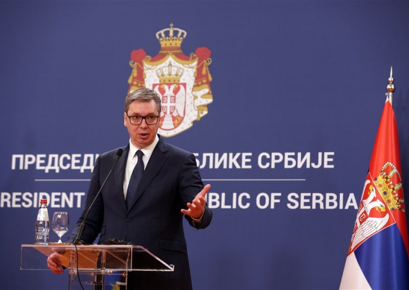Vučić priznao da prodaju oružje Ukrajini, usporedio se s HDZ-om, pričao o vinu...