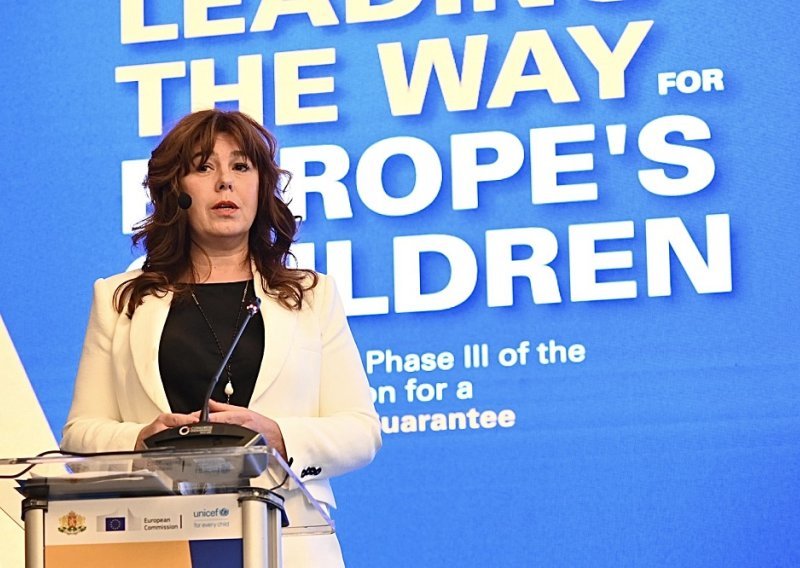 Dječja pravobraniteljica: Roditelji trebaju biti primjer djeci pri korištenju interneta