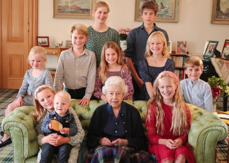 Kate i William sve su dirnuli dosad neviđenom fotografijom kraljice Elizabete II