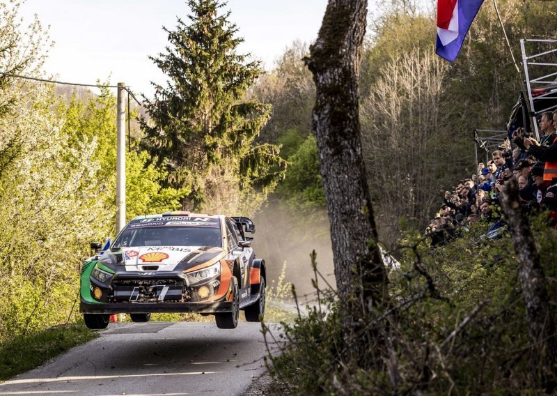 Drama na Croatia Rallyju; vodeći Thierry Neuville izletio sa staze i zabio se u drvo