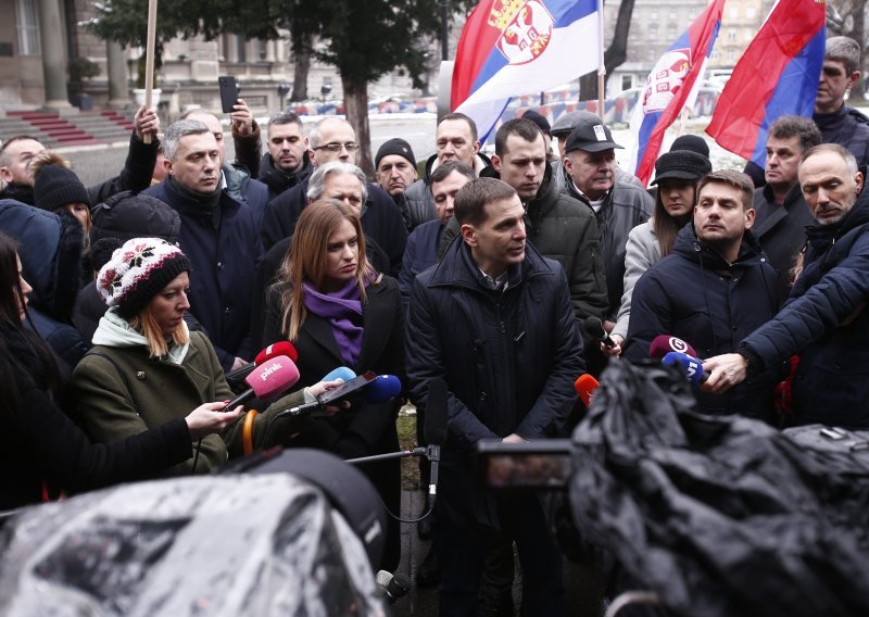 Srpski radikali na skupu u Novom Sadu: Sprem'te se, sprem'te četnici