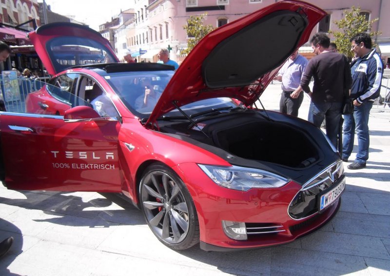 Vozači Hyundaija Sonate i Tesla Modela S, oprez!