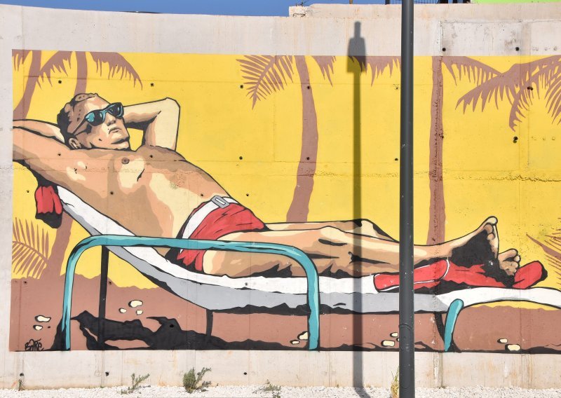 Tito u crvenim gaćicama se sunča na muralu