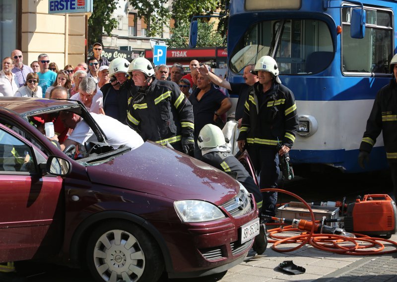 Tramvaj naletio na auto, dvije trudnice ozlijeđene