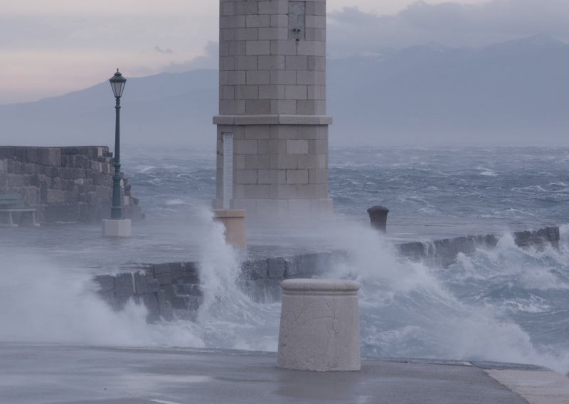 Za dvije regije crveni meteoalarm zbog olujne bure