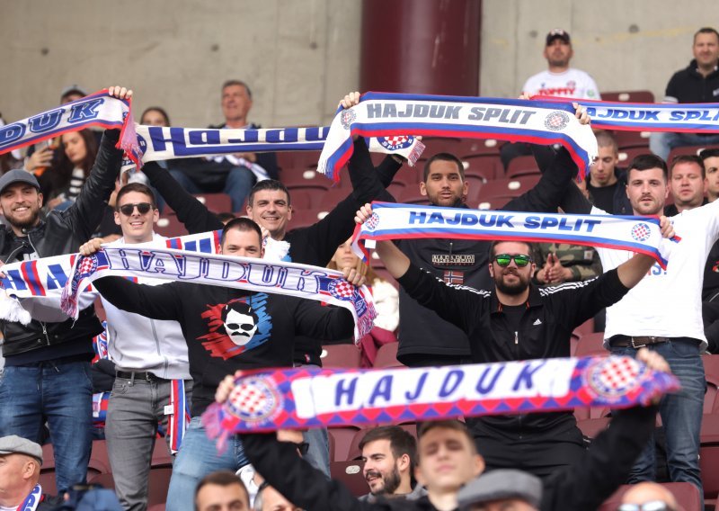 Hajdukovi navijači napunili stadion, a neki se prije i fotografirali s Mirtom Šurjak