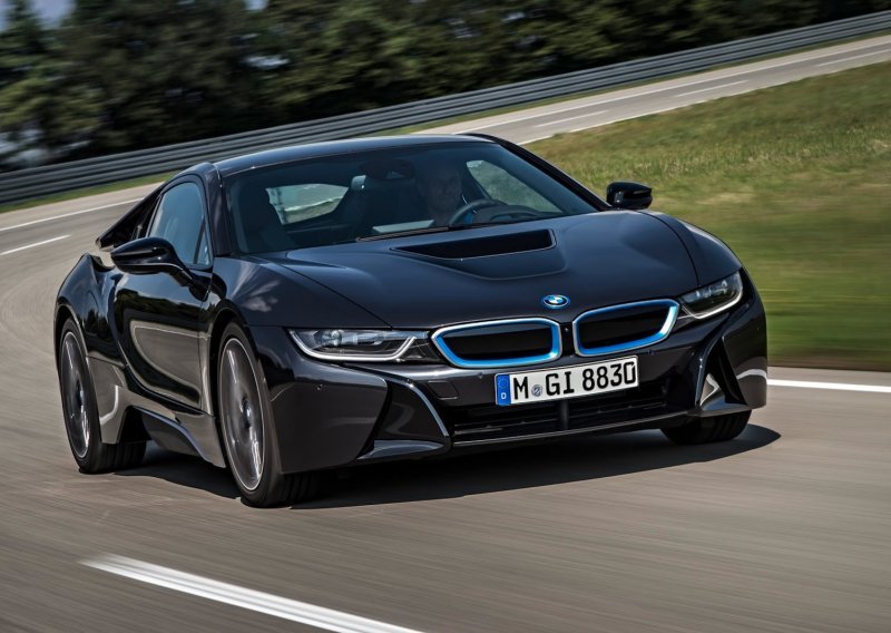 Ljubitelj BMW-a kupio tri i8, po jednog za svaku kuću