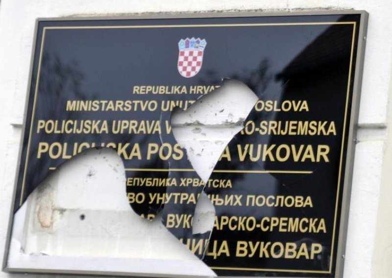 Opet razbijena dvojezična ploča u Vukovaru