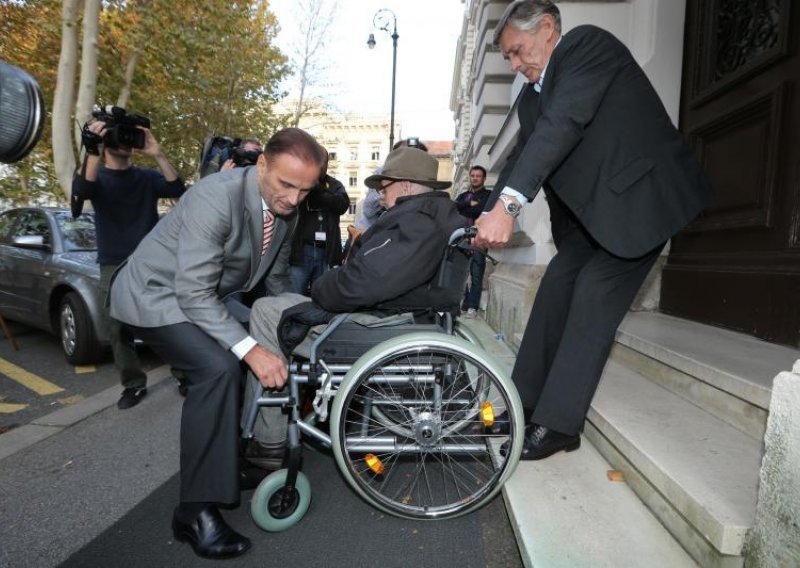 Zar invalidi trebaju ovako ulaziti na Županijski sud?!