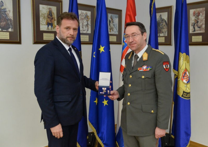 Banožić odlikovao austrijskog generala za doprinos u povratu slavnog aviona Hrvatskoj