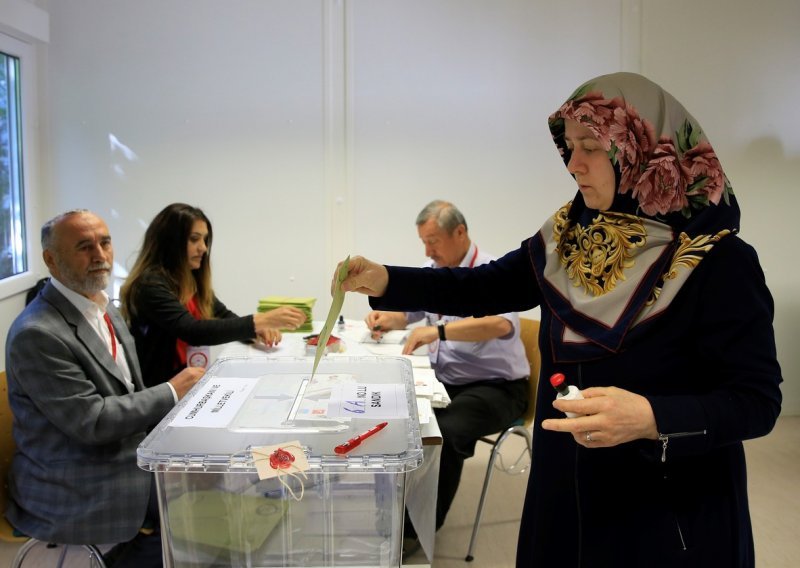 Turci u Njemačkoj počeli glasati na turskim izborima