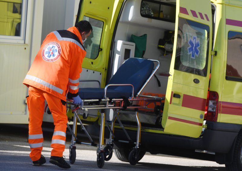 Prijetio djelatnicima Hitne pomoći koji su mu reanimirali majku