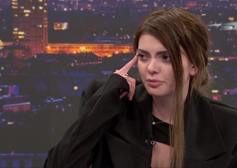 Ella Dvornik podignula školsku torbu svoje prvašice i ostala u šoku: 'Ovo je bolesno'